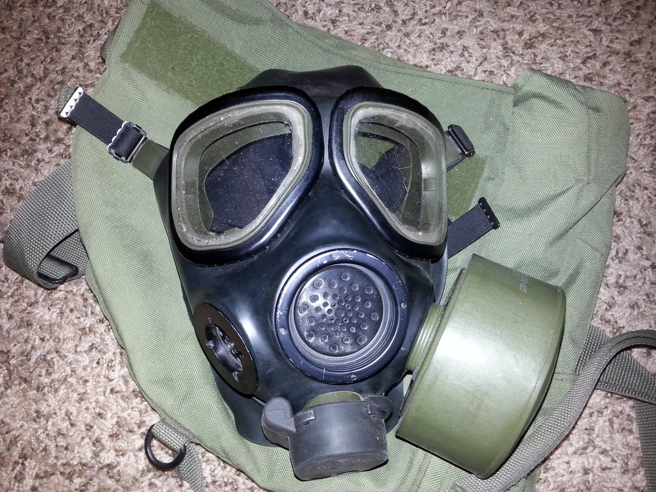 US M40 gas mask with carry bag, size medium